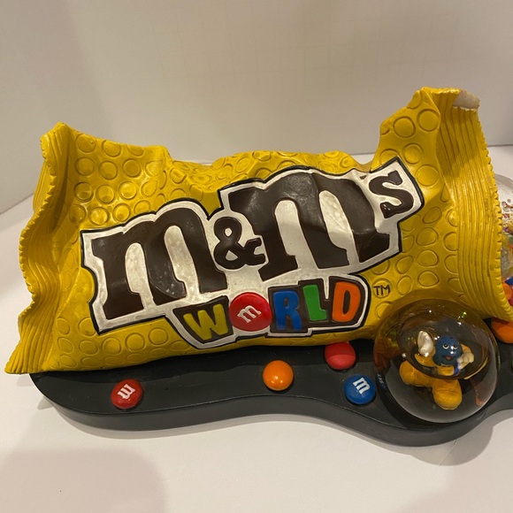 M&M's World Las Vegas NV Giant Yellow Candy Bag Spilled M&M's Water Globes 2006 - Picture 2 of 8